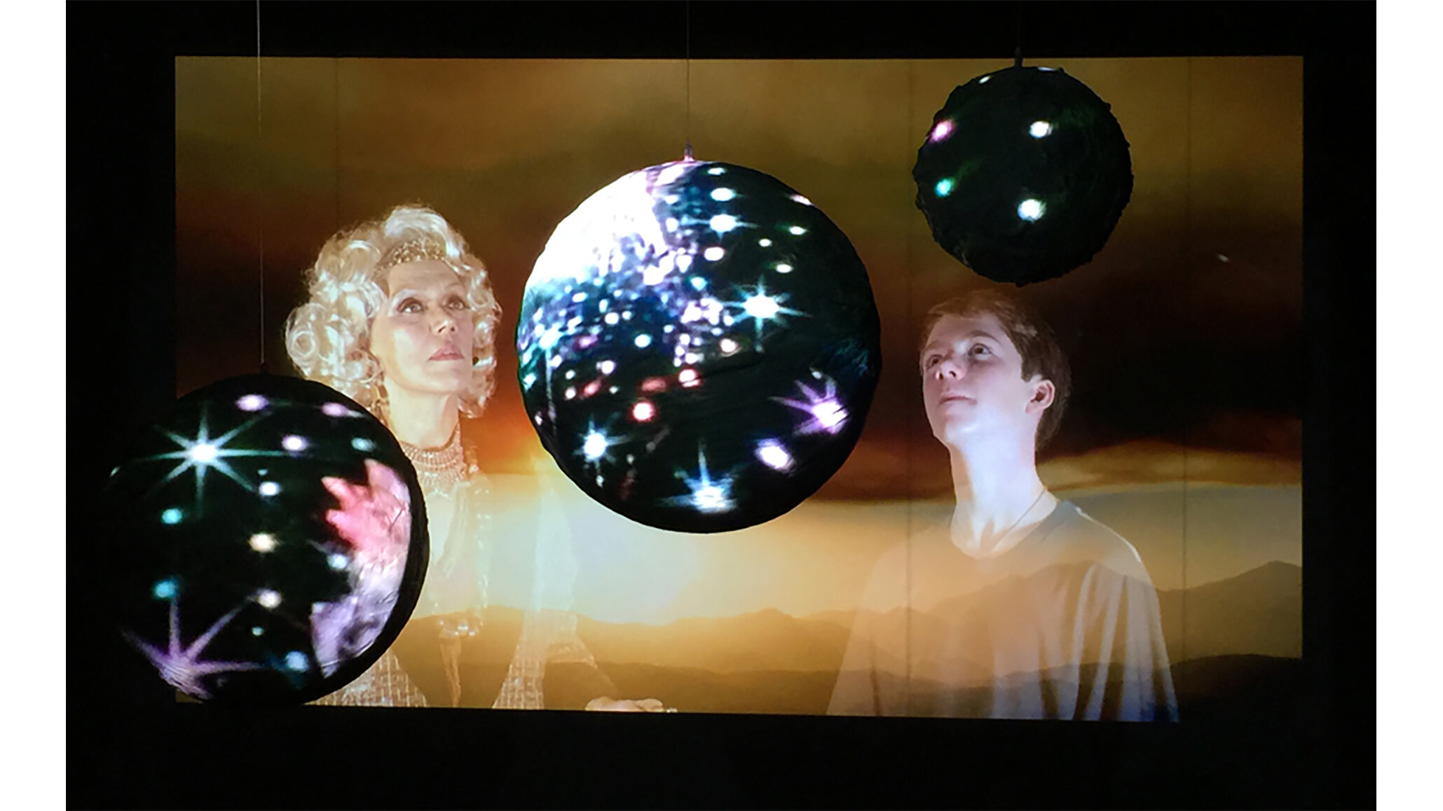 Tony Oursler, a still of《My Saturnian Lover(s)》2016-2017, Wood,foam, acrylic paint, flourescent paint, resin, 2-channel video, 13 min 41 sec